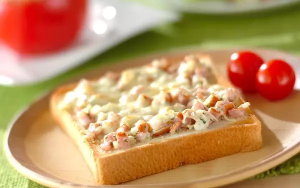 クリーミーで美味しい、オニオンソーセージトース