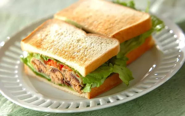 いつもとは違った味わいを堪能できる、イワシ缶のホットサンド