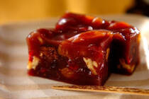 ようかんを手作りするのはハードルが高いのでは？と思われるかもしれませんが、実は簡単。<br />加熱して型で冷やし固めるだけで作れてしまいます。<br />ドライフルーツとあんこの相性は抜群！