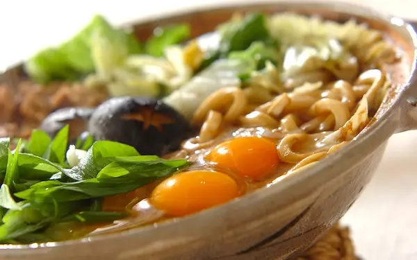 昆布とかつお節の出汁が決め手！　みそ煮込みうどん