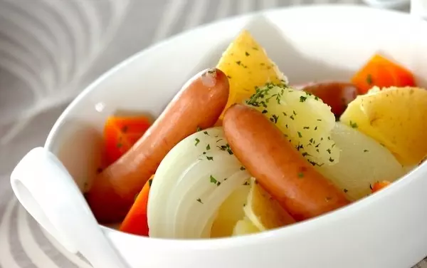 シンプルで飽きがこない、玉ネギとソーセージの煮込み