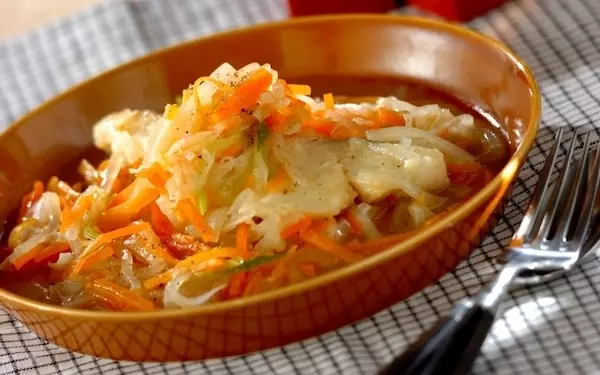 時短できる！　甘塩タラとせん切り野菜のコンソメ煮