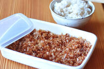 私はごはんにふりかけをかけて食べる習慣がありませんでしたが、子どもって、ふりかけがあるとご飯をたくさん食べてくれるんだなと、子を持って初めてふりかけの威力に気づきました。<br />また、うちの娘は食事の時間がすごくかかるのが悩みのタネでもあります。<br />でも、ふりかけごはんだと、ササっと完食。