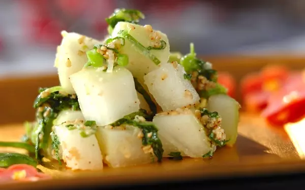 ニンニクの香りが効いた、漬物感覚で食べられる大根のナムル