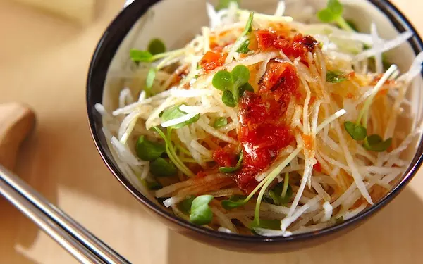 サッパリとした梅ドレッシングでいただく、大根サラダ