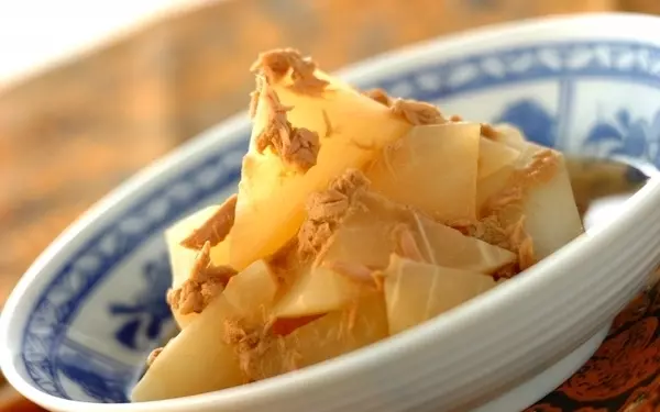 ツナの旨みがしっかりとしみ込んだ、大根とツナの煮物