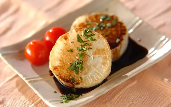 バルサミコ酢をかけていただく、ジューシーな大根ステーキ