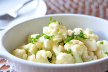 カリフラワーの旬は11月から3月と今が旬です。<br />そして、この時期にぴったりな栄養素が多く含まれています。<br />それが、風邪予防に役立つビタミンC。<br />同じ野菜のキャベツと比べると約2倍、冬の果物であるみかんと比べても、みかん2個分以上の豊富なビタミンCを含んでいるのです。