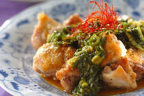 今日はがっつりお肉が食べたい！そんな時にもピッタリのコスパ抜群のメイン料理のご紹介です。<br />リーズナブルな鶏モモ肉とネギをたっぷり使って、白ご飯がどんどん進む味付けに仕上げています。鶏モモ肉は鶏肉の中でも一番栄養価の高い部分だそうで、ビタミンA、B2のほか、ナイアシンや鉄も豊富です。