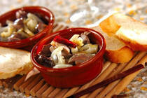 砂肝のコリコリと、レンコンのシャクシャクほくほくとした食感が楽しい最高のおつまみ「砂肝とレンコンのアヒージョ」。<br />11月から2月が旬のレンコンはビタミンC、タンニン、カリウム、食物繊維などが含まれていて栄養豊富です。