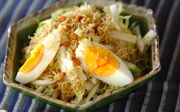 香りと音を楽しめる、白菜のカリカリジャコサラダ