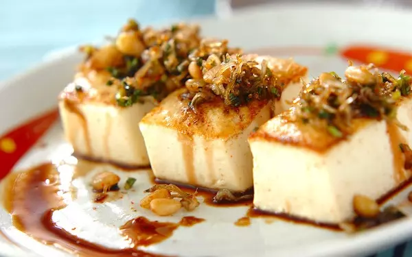 ヘルシーでやみつきになる食感！　カリカリ豆腐ステーキ