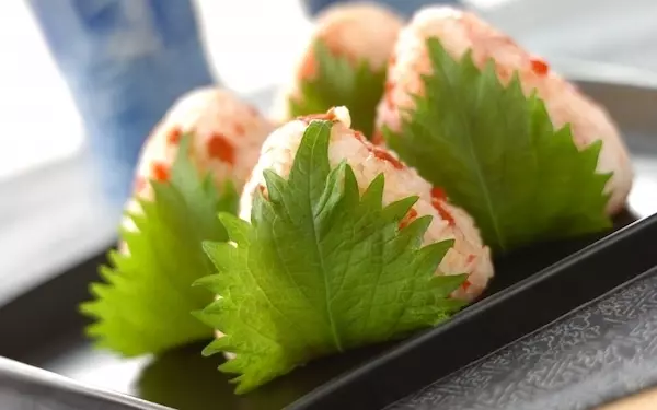 リピート間違いなし、簡単なカリカリ梅のゴマ油おにぎり