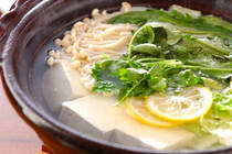 冬と言えば、簡単、美味しい、ヘルシー、そして温まる「湯豆腐」ですよね。<br />お出汁で温めて、ポン酢で食べるのももちろん美味しいのですが、ちょっとひと手間加えてバージョンアップした湯豆腐を堪能しませんか？