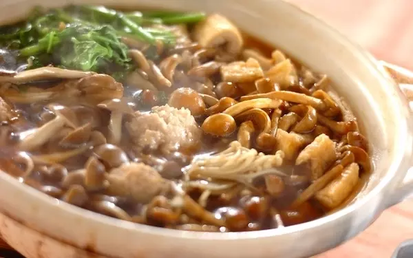 旨味たっぷり！　甘辛しょうゆベースのキノコ鍋