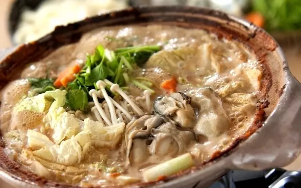 冬のご馳走をとことん味わえる、カキの土手鍋