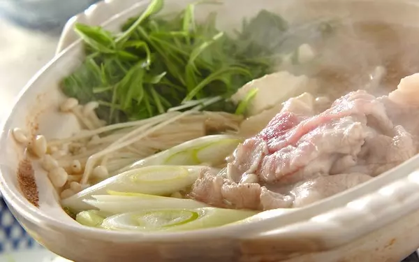 手作りポン酢とたっぷりの薬味でいただく、豚しゃぶ鍋
