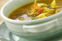 今回は、難しい作業は一切なく、パパっと作れる優れもののレシピをご紹介します。具材はヘルシーですが、カレー粉のおかげで満足感があり、ダイエットにもおすすめです。