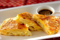 “ふわふわチーズ焼き“と聞いただけで美味しそう！<br />しかもフライパンひとつで作れる簡単でヘルシーな一皿です。<br />卵2個に対し少なめの米粉で作るので、重くならず軽い仕上がりなのも良いですね。