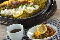 “瓦そば“とは山口県下関市の郷土料理。<br />熱した瓦の上に茶そばと具をのせて、温かいめんつゆで食べる料理です。