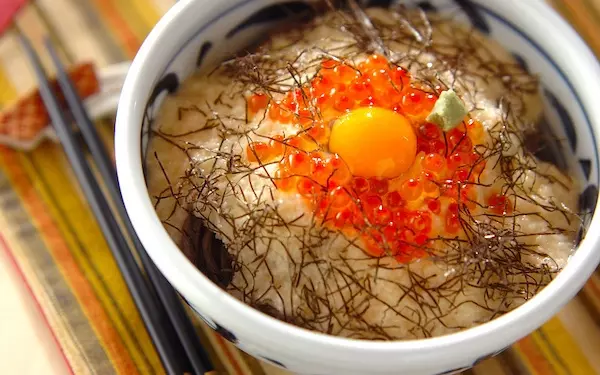 豪華で食べ応えがある、とろろ月見そば