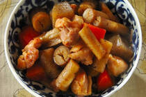 ご紹介したいのは相性の良い鶏肉とゴボウの煮物。<br />そこの合わせるのはニンジン、コンニャクなど栄養のバランスも味のバランスも良い食材です。<br />シンプルな煮物だからと侮るなかれ。<br />味がうまく決まらなかったり、鶏肉だけ味が薄かったり、野菜がかたかったり。