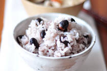 私は昨年、おせち料理を作ろうと意気込んではいたものの、仕事が終わらず、結局作らずじまいでした。<br /><br />でも材料は買い込んでいたので、お正月がすぎ、手元にある黒豆を見てどうしようかと悩み…、黒米のイメージでお米と炊いてみたらどうだろう？と思いつきトライ。