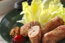 “手作りソーセージ”と聞くと、無添加で美味しい、というイメージがありますよね。<br />でも、とても手間ひまがかかり材料の準備も大変そう、と思っていませんか？<br />ソーセージの作り方は、挽き肉を調味して羊腸に詰め、乾燥、燻製して茹でる。