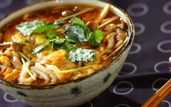 アツアツで美味しい、キノコと卵のあんかけうどん
