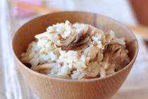 この時期になると、余ったお餅の活用法を紹介する料理番組や記事を目にしますが、私が気に入っているのは、ご飯とお餅を一緒に炊いておこわ風にするる食べ方です。<br />米2合にお餅一切れを入れるだけで、仕上がりがおこわ風になるんですよ。