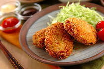 今回ご紹介する「ほっくりビーフコロッケ」は、特別な材料も、難しい工程も必要なく丁寧に作る基本のレシピです。<br />中身に生クリームを加えるので、パサパサせずしっとりと仕上がりまとまりも良くなります。