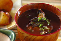 飲みすぎた次の日はシジミのお味噌汁を飲みたくなりますよね。<br />しかしそれだけではないのです。<br />実はシジミにも味噌にも、ビタミンEが豊富に含まれていて、ビタミンEは血行を良くする効果が期待できるため、冷え性やむくみ、肩こりなどにお悩みの方にぴったりなのです！