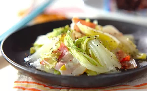 簡単に作れるのに絶品! ベーコンと白菜の塩バター蒸し