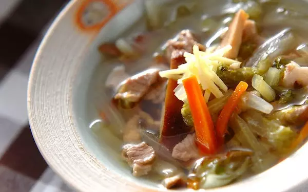 栄養バランスがバツグン、具沢山な白菜のスープ
