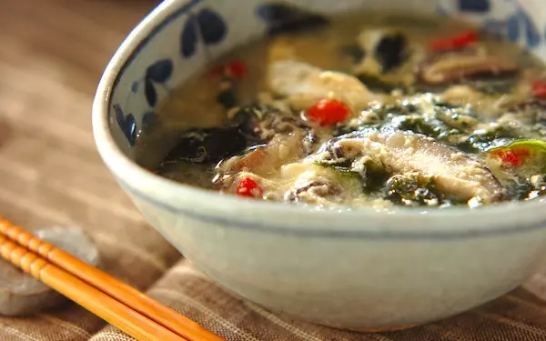 夜食にもピッタリ! たっぷりワカメと卵のスープ