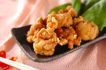 オイスターソースは広東料理をはじめとする中華料理でよく使われる調味料のひとつ。<br />主原料はカキで、日本語では牡蠣油とも言われています。<br />独特の風味とコクがあり、カキの旨みを凝縮し砂糖や油などを合わせてトロリと濃厚にした調味料で、炒めものはもちろん、そのまま加熱せずソースとしても使えます。