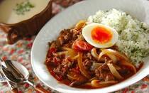 子どもも大好きなハヤシライス。<br />圧力鍋で煮込むとお肉も柔らかくなりますが、今回紹介するレシピはフライパンひとつで簡単に作れます。<br />市販のデミグラスソースにトマトを加えることで、よりコクとうまみがアップします。<br />また、タマネギは電子レンジで加熱することで時短になりますよ。