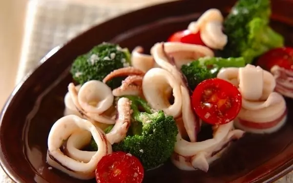 フライパンひとつで! ガーリック香る「イカとブロッコリーのホットサラダ」