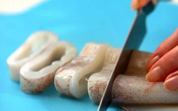 フライパンひとつで! ガーリック香る「イカとブロッコリーのホットサラダ」