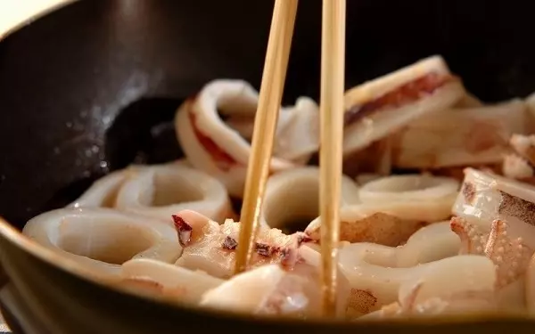 フライパンひとつで! ガーリック香る「イカとブロッコリーのホットサラダ」