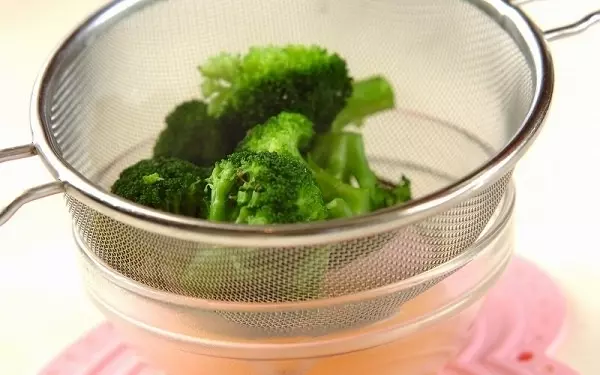 フライパンひとつで! ガーリック香る「イカとブロッコリーのホットサラダ」