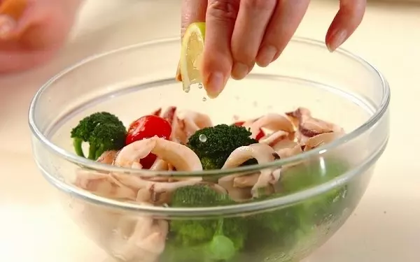 フライパンひとつで! ガーリック香る「イカとブロッコリーのホットサラダ」