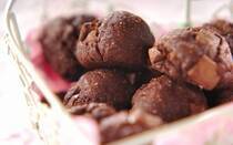 ボウルひとつで簡単に作れる「チョコクッキー」。<br />卵やバターを使っていませんが、アーモンドプードルの香ばしい香りと、チョコレートがごろっと入っていることで満足感がありますね。<br /><br />また、ココアのほろ苦さがチョコレートの甘さを引き立ててくれます。<br />一口サイズが食べやすくてかわいいクッキー。