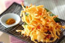 急な来客や、晩酌のお供にオススメの一品が、コンビニで手に入る食材のサキイカで作る「サキイカフリッター」です。<br /><br />そのまま食べてもおいしいサキイカに、しっかり衣をまとわせて揚げたフリッターはおつまみに最適。<br />一口食べた瞬間、サクッと食感、そして中から溢れるサキイカの旨味がたまらない一品です。