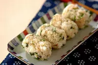 香ばしさをプラス！　春を感じる「セリご飯おにぎり」