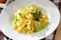 キャベツとアンチョビは相性抜群の組み合わせですね。<br />そこに合わせているのは、こちらも相性の良いジャガイモです。<br />パスタと一緒に茹でるので時短でもあり、効率よく経済的です。