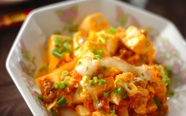 サクッと栄養補給できる、豚ひき肉と豆腐のチリソース、卵あえ