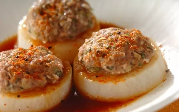 ふわっとした食感が美味しい、大根とひき肉の蒸し物
