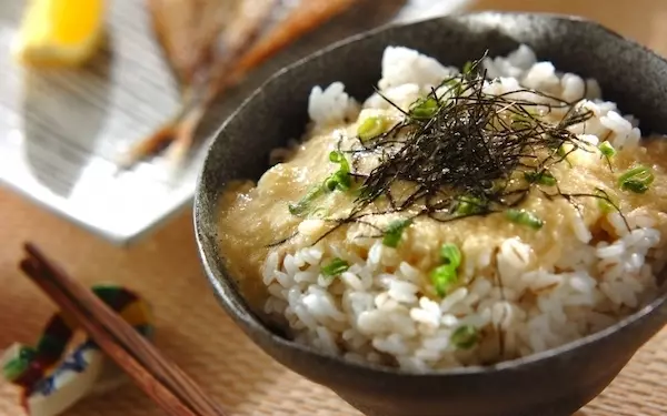 深夜に不思議と味わいたくなる「とろろご飯」