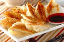 餃子イコール高カロリーと思われがちですよね。<br />今回ご紹介する「豆腐まるごとヘルシー餃子」は、使用するお肉を豚ひき肉から鶏ひき肉に置き換え、そこに木綿豆腐を一丁まるごと加えることでさらにカロリーダウンさせた夢のようなレシピです。